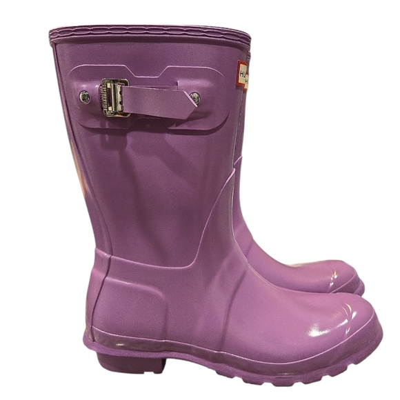 HUNTER ORIGINAL SHORT GLOSS RAIN BOOTS IN THISTLE. SIZE 9 WITH BLACK INSERTS. - Picture 2 of 13